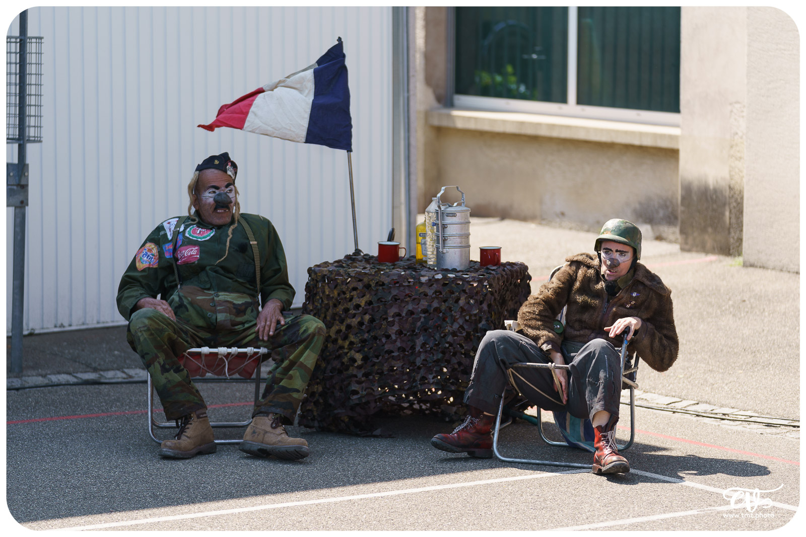 EN ATTENDANT LE 3ÈME TYPE (THÉÂTRE DE CANIVEAU)